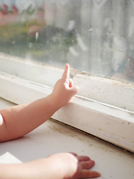 çocuk pencereyi parmağıyla gösterir. - Fotoğraf, Görsel