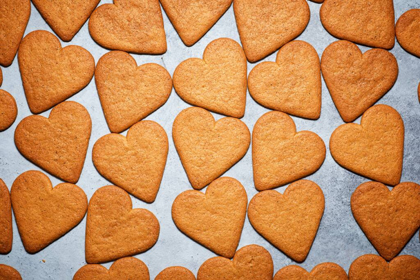 Taş bir masada kalp şeklinde zencefilli kurabiyeler. - Fotoğraf, Görsel