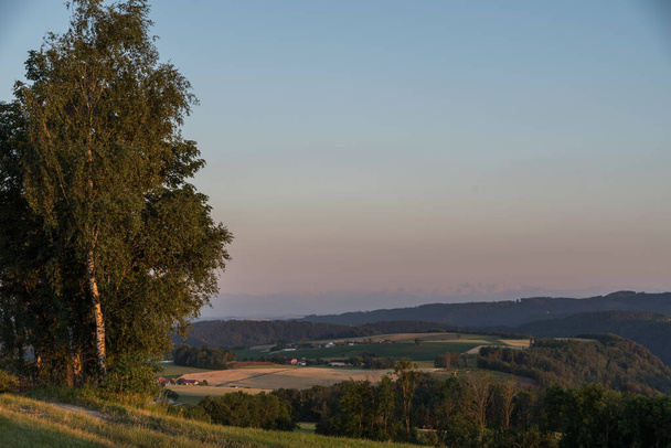 Kilátás a hegyekre Ausztria Duna régiójában - Fotó, kép