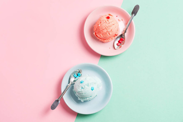 Dva talíře s čerstvým přírodním domácím ovocem zmrzlina nebo želatina na duotone pozadí. - Fotografie, Obrázek