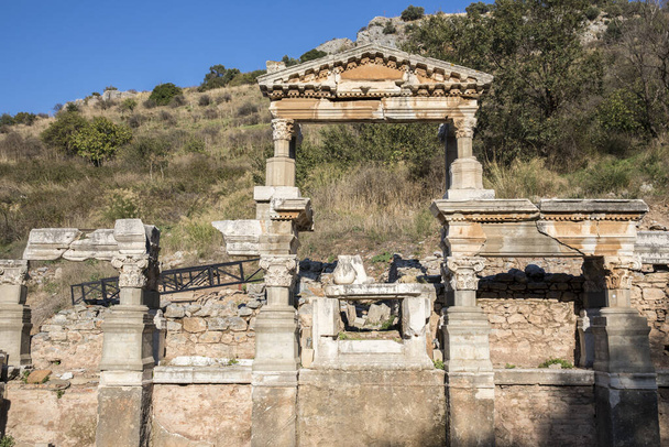 Fontanna Trajana w Efezie, Turcja. - Zdjęcie, obraz