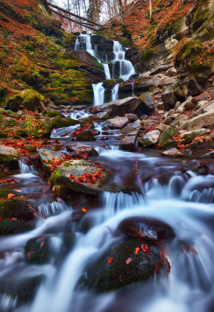 живописный водопад в осеннем лесу. Водопад в Карпатах
 - Фото, изображение