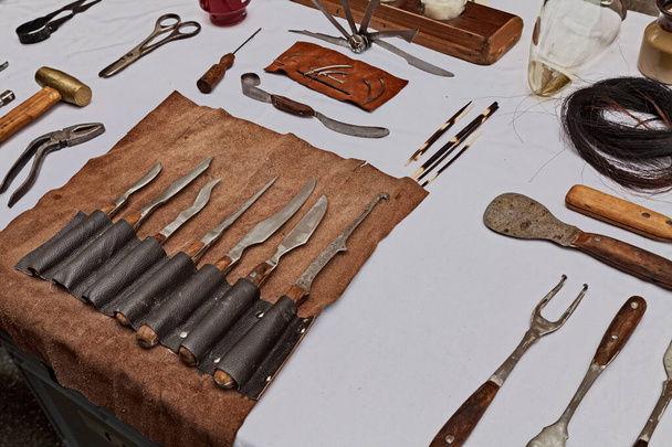 régi sebészeti és fogorvosi eszközök - ősi orvosi eszközök - Fotó, kép