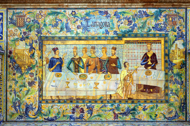 Keramische tegelmuurschildering voor de stad Tarragona in het prieel van de provincie Granada op Plaza de Espana in Sevilla, Spanje. Unieke prachtige schilderachtige schilderijen - Foto, afbeelding