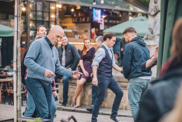 Lviv, Ucrania - 10 de mayo de 2019: personas bailando al aire libre en la plaza central de la ciudad. estilo de vida
 - Foto, Imagen