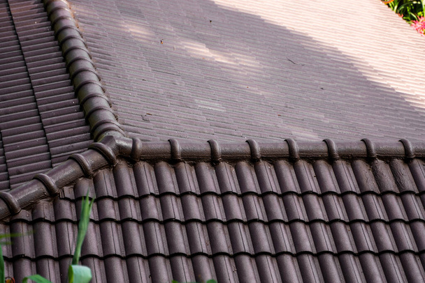 Techo de azulejo natural marrón. Tipos modernos de materiales para techos. Techo de la casa, Teja natural contra el cielo azul. Edificio
. - Foto, Imagen
