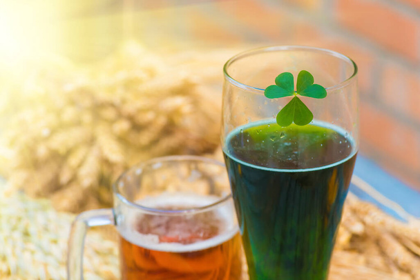 Hrnek světlého piva a zelené irské pivo zblízka na Patrickův den. Pivo ve sklenici detailně - Fotografie, Obrázek