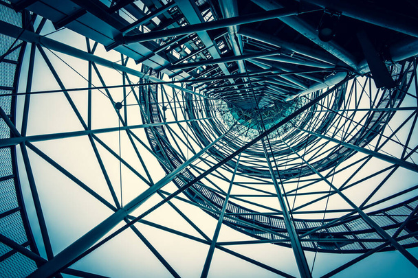 Stalen structuur van de observatietoren in Batumi. IJzeren buizen creëren een futuristisch beeld van de structuur. Een metalen web. Uitzicht van onder naar boven. Dag Bewolkt. - Foto, afbeelding