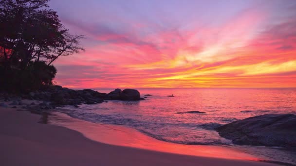 oszałamiające czerwone niebo o zachodzie słońca nad morzem na plaży Karon Phuket Tajlandia - Materiał filmowy, wideo