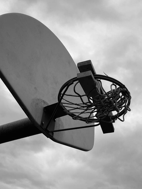 Geen hoepels vandaag. Basketbalvelg is geblokkeerd om te voorkomen dat mensen spelen in een park tijdens het verblijf thuis orde in Illinois tijdens de Coronavirus pandemie. - Foto, afbeelding