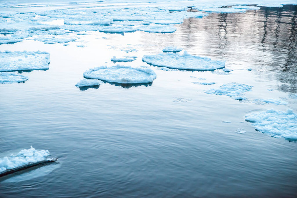 ijsschotsen in een rivier tijdens een lente-ijsdrift close-up - Foto, afbeelding