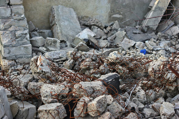 Murs de briques détruits de maisons avec des éléments structurels en fer rouillé
 - Photo, image