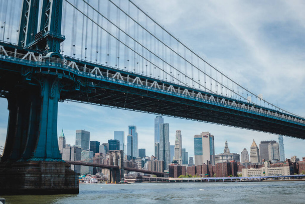 Manhattan Bridge ja näkymä New Yorkiin, Manhattanin kaupunkimaisema, Yhdysvallat
 - Valokuva, kuva