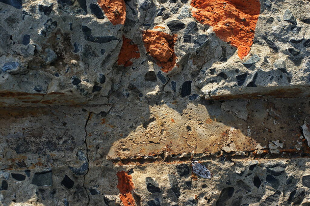 Lerombolt téglafalak házak rozsdás vas szerkezeti elemekkel - Fotó, kép