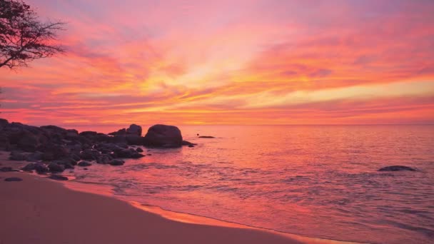 oszałamiające czerwone niebo o zachodzie słońca nad morzem na plaży Karon Phuket Tajlandia - Materiał filmowy, wideo