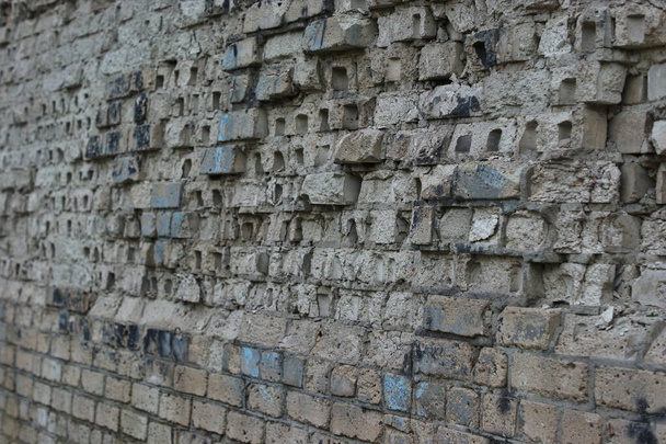 Zničené cihlové zdi domů se zrezivělými železnými konstrukčními prvky - Fotografie, Obrázek