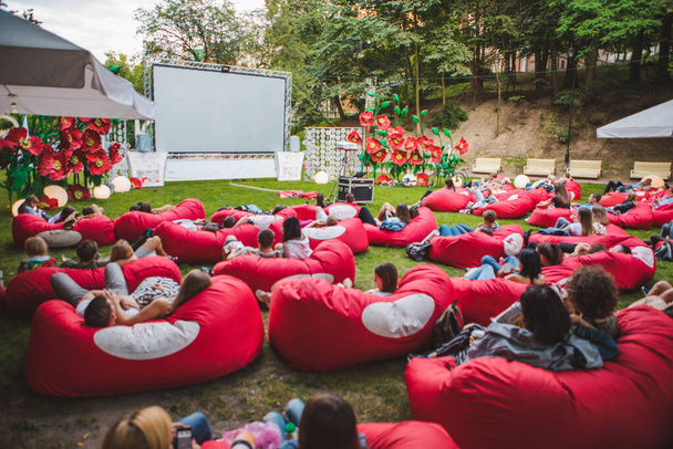 Şehir parkındaki insanlar açık hava sinemasında film izliyorlar. romantik randevu - Fotoğraf, Görsel