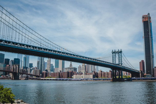 マンハッタン橋とニューヨークのダウンタウン、マンハッタンの街並み、米国 - 写真・画像