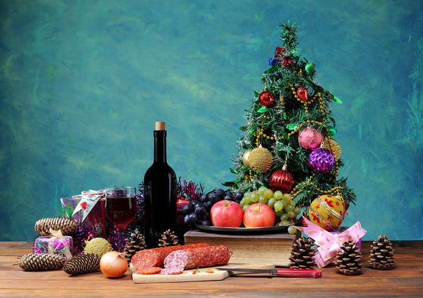 διακοσμητικό χριστουγεννιάτικο δέντρο και τροφίμων - Φωτογραφία, εικόνα