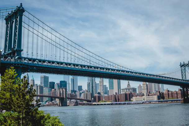 Manhattan Bridge i widok na centrum Nowego Jorku, Manhattan, USA - Zdjęcie, obraz
