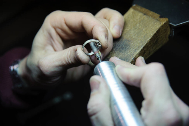 Traitement de surface des bagues à bijoux dans le processus de fabrication
 - Photo, image