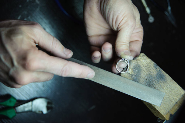 Trattamento superficiale degli anelli di gioielli nel processo di fabbricazione
 - Foto, immagini