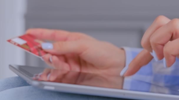 Kobieta korzystająca z tabletu i karty kredytowej do zakupów online - widok z bliska - Materiał filmowy, wideo