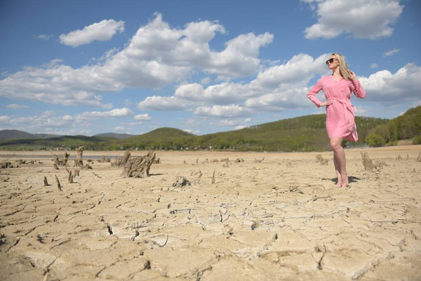 mujer en vestido rosa caminando en un desierto
 - Foto, Imagen