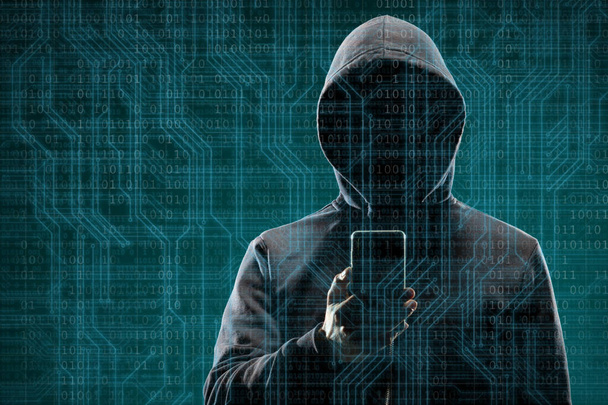 Anonimowy haker komputerowy ze smartfonem na abstrakcyjnym cyfrowym tle. Zasłonięta ciemna twarz w masce i kapturze. Złodziej danych, atak internetowy, oszustwo dark net, niebezpieczne wirusy i bezpieczeństwo cybernetyczne - Zdjęcie, obraz