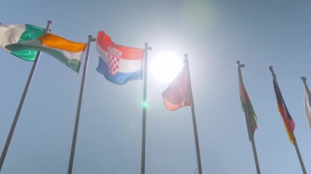 Diplomatie concept - slow motion - kleurrijke vlaggen wapperen in de wind - Video