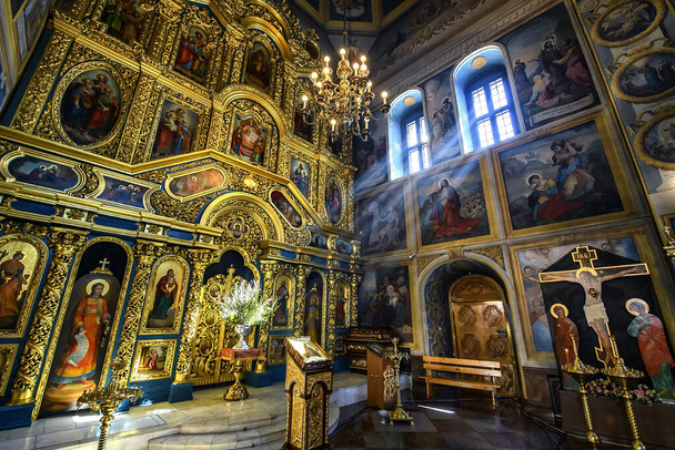 聖ミカエル大聖堂の内部には祭壇とフレスコ画の断片があります。ウクライナのキエフ.  - 写真・画像