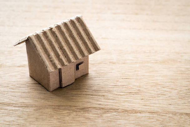 Model tekturowego domu na drewnianym tle - Zdjęcie, obraz