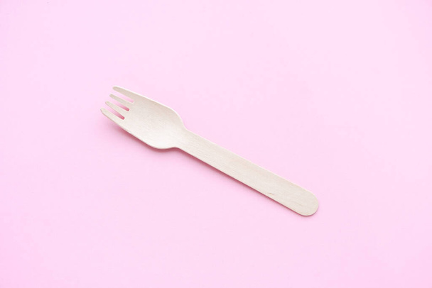 eco friendly disposable kitchenware utensils on pink background. wooden fork. ecology, zero waste concept. top view. flat lay. minimal style - Foto, Bild