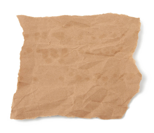 pedazo de papel marrón arrugado aislado sobre fondo blanco, elemento para diseñador, primer plano - Foto, imagen