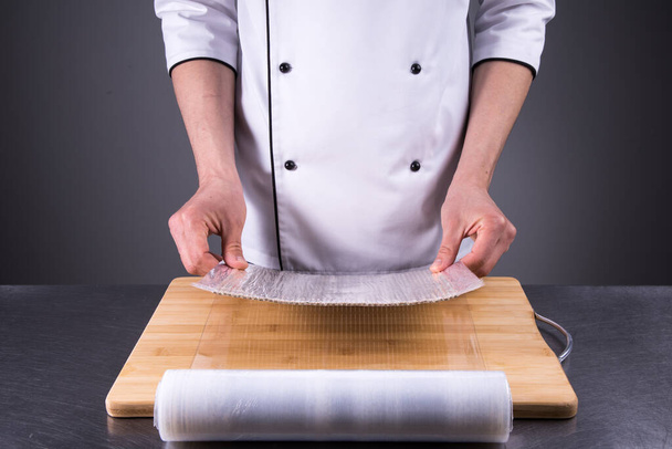 Šéfkuchař připravuje makisu pro čerstvé sushi v kuchyni restaurace15 - Fotografie, Obrázek