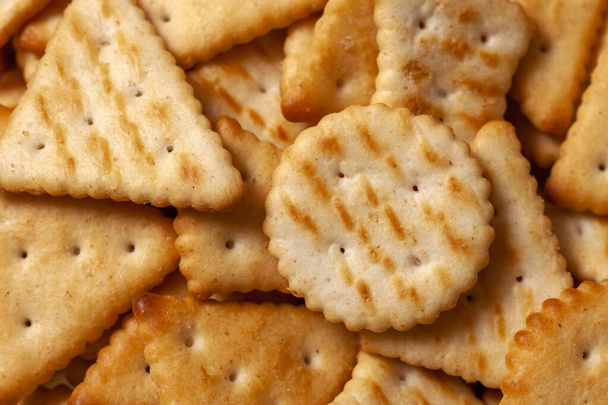 Close up shot van zoute crackers op een bord - Foto, afbeelding