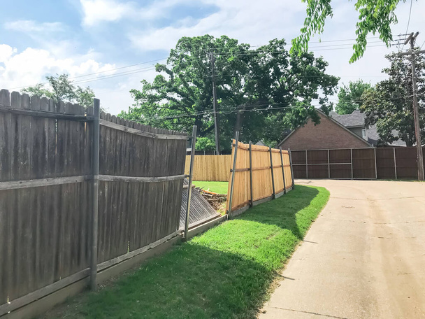 Gran patio trasero de casa de esquina con reemplazo de valla de madera en los suburbios en progreso Dallas, Texas, EE.UU.
 - Foto, imagen