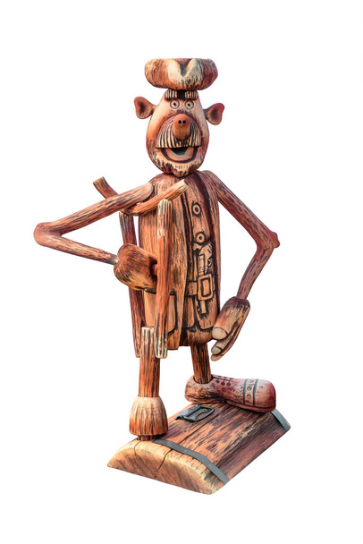 pirata de juguete de madera con una muleta en lugar de un pie de pie en el cofre del tesoro, aislado sobre fondo blanco
 - Foto, imagen