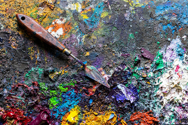 χρώμα χρώμα λάδι χρώμα αποξηραμένα σε papaer. πολύχρωμο ακρυλικό χρώμα. έννοια της σύγχρονης τέχνης. Μαχαίρι παλέτας - Φωτογραφία, εικόνα