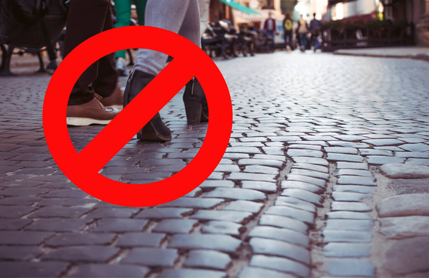 Primo piano colpo di piedi di turisti che camminano lungo le pietre della pavimentazione con il segno rosso proibito. Spazio per testo
 - Foto, immagini