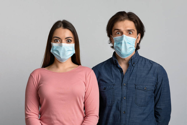 Virüs salgını tehlikesi. Korkak Adam ve Kadın Koruyucu Yüz Maskeleri - Fotoğraf, Görsel