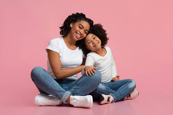 Πορτρέτο της αγάπης Αφρο-Αμερικανίδα μητέρα και κόρη αγκαλιάζει και χαμογελά - Φωτογραφία, εικόνα