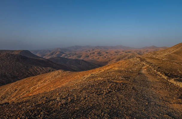 Vista panorâmica da paisagem vulcânica nas proximidades de Pajara, na ilha canária Fuerteventura. Pôr do sol em outubro 2019
 - Foto, Imagem