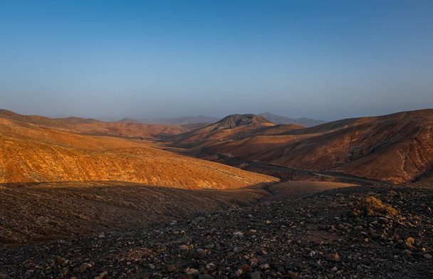 Πανοραμική θέα στο ηφαιστειακό τοπίο κοντά Pajara στο καναρίνι νησί Fuerteventura. Ηλιοβασίλεμα τον Οκτώβριο του 2019 - Φωτογραφία, εικόνα