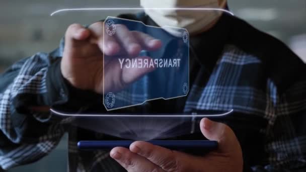 Stary człowiek pokazuje hologram z tekstem Przejrzystość - Materiał filmowy, wideo