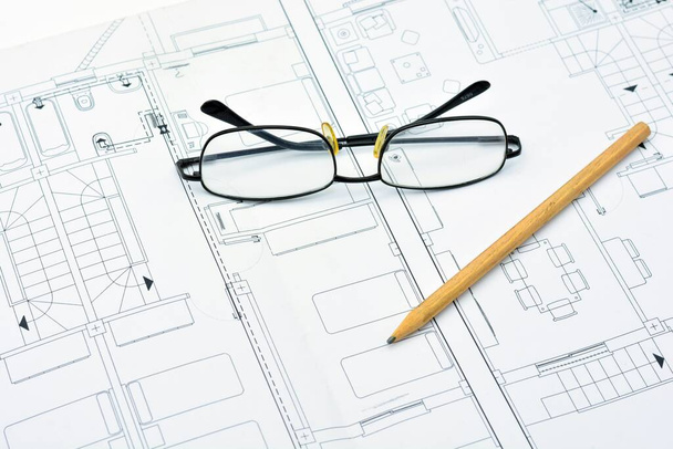 Ołówek i okulary na architektonicznym planie domu - Zdjęcie, obraz