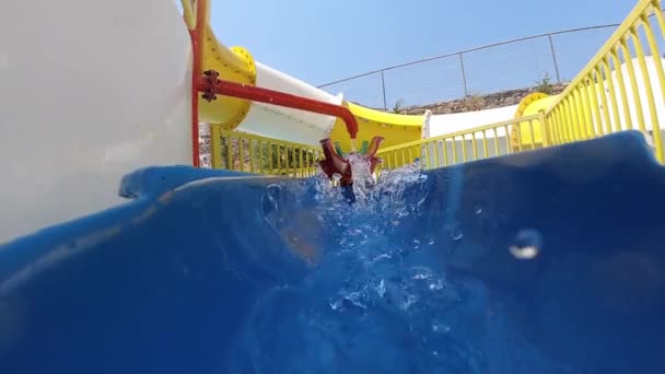 Agua corriendo por el tobogán de agua en el parque acuático, Creta, Grecia
 - Imágenes, Vídeo
