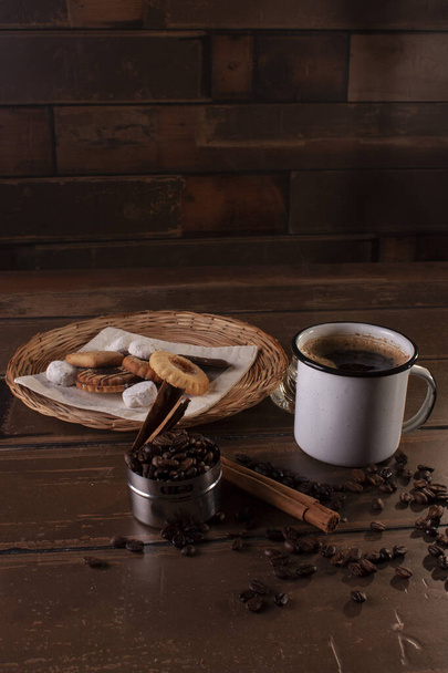 Białe posillo zawierające kawę w tradycyjny sposób w Meksyku wraz z ciasteczkami i kijem cynamonowym - Zdjęcie, obraz