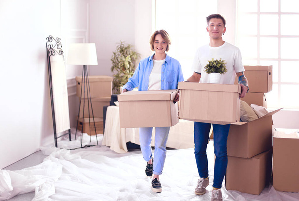 Couple holding boxes for moving the hands and looking inside box - Foto, afbeelding
