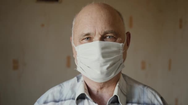 Homem idoso em máscara protetora
 - Filmagem, Vídeo